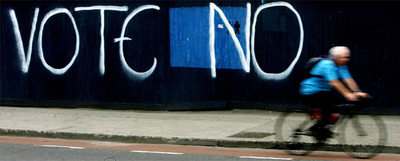 Un ciclista pasa ante una pintada que insta a votar  no  en el próximo referéndum sobre el Tratado de Lisboa en Dublín.