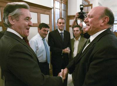 Miguel Blesa y Juan Ramón Quintás, ayer en el curso de verano de la UIMP, en Santander.