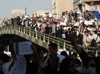 Partidarios del candidato reformista Musaví se manifiestan en Teherán, en una imagen suministrada por la agencia rnoficial de noticias Fars.