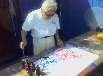 IMÁGENES DE PEQUEÑO FORMATO. Un fotograma del documental 'Rojo muy fuerte', con el que el director Richard Teixer deja testimonio del trabajo de su amigo, el pintor Zao Wou-ki, y en el que se ve la labor diaria del artista con los pinceles.