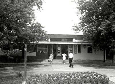 A la derecha, un momento de 'Incidente, de Michael Szpakowski'. El autor juega con lo que el ojo ve y lo que se esconde a primera vista en una agresión —en la lejanía— de un hombre a una mujer.