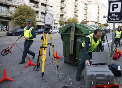Guardias civiles especializados reconstruyen la escena del siniestro causado en Vigo por  El Coletas  y  Makelele , en el que murió un matrimonio.