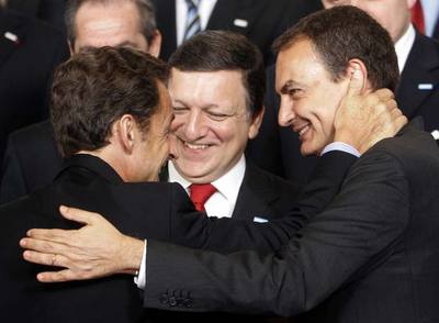 El presidente francés, Nicolas Sarkozy (de espaldas), saluda a José Luis Rodríguez Zapatero en presencia de Durão Barroso.