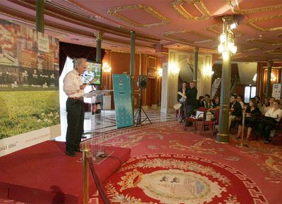 Gabriel Aretxaga, miembro del Instituto Labayru, lee un fragmento de   Peru Abarca   en el Teatro Arriaga de Bilbao.