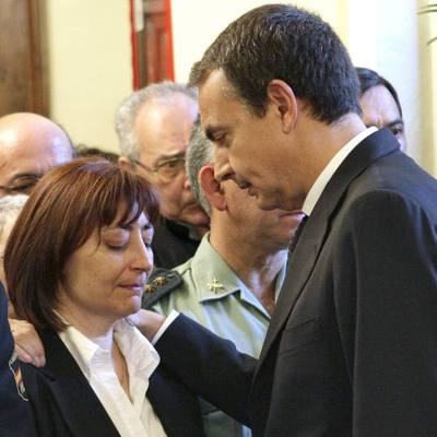FOTOGALERIA: Zapatero ofrece sus condolencias a la viuda de Puelles