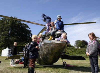 Unos niños juegan con  Humpback gunship   (Cañonero jorobado),  obra del australiano Benjamin Gilbert que conjunta un helicóptero y una ballena, junto al hotel playero Marselis, en Aarhus (Dinamarca).