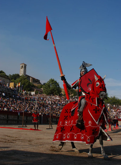 Justa de caballeros en Hita (Guadalajara) durante el Festival Medieval, que se celebra el 4 de julio.