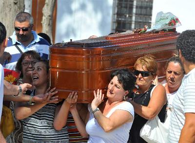 Entierro de la mujer quemada viva en La Línea
