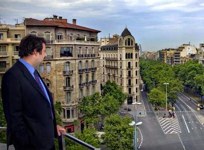 Jordi Hereu, el pasado viernes, contemplando la plaza del  llapis,  clave en la reforma de la Diagonal que impulsa desde el Ayuntamiento.
