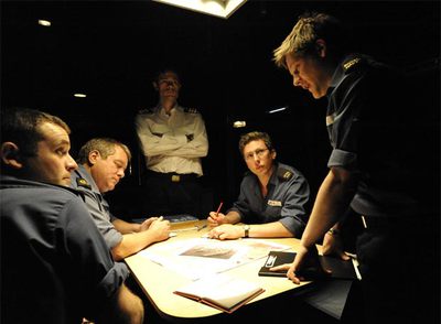 Un momento de la obra  Kursk,  que se representa en la sala Maria Studio del Young Vic Theatre.