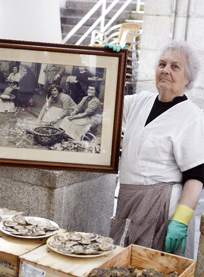 Isaura lleva 62 años abriendo ostras en A Pedra