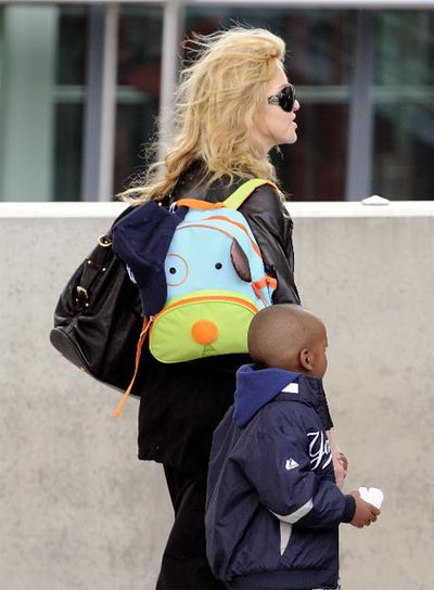 Madonna, con su hijo David Banda, en el aeropuerto de Londres.