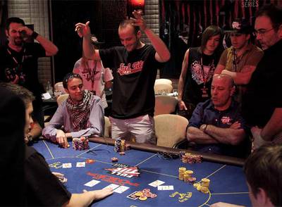 Jugadores durante  una de las semifinales del torneo, en el casino de Torrelodones.