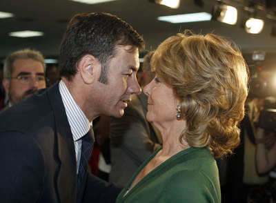 El líder socialista, Tomás Gómez, saluda a la presidenta, Esperanza Aguirre.