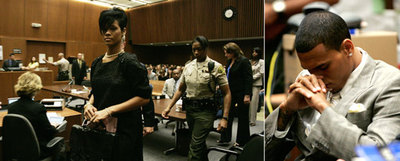 Rihanna al abandonar la sala del tribunal de Los Ángeles. A la derecha, Chris Brown tras declararse culpable.