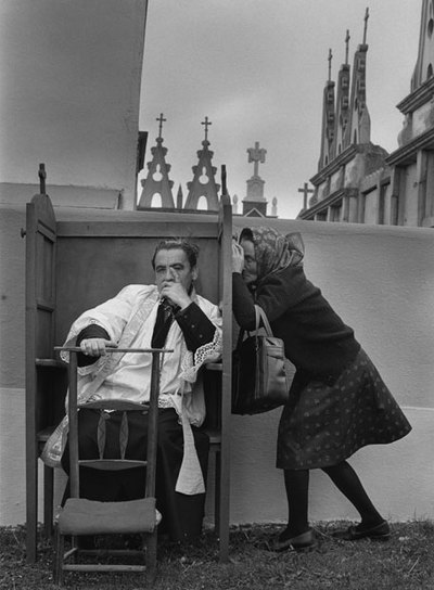  La confesión.  Saavedra (Lugo). 1980. Una de las fotografías del libro  España oculta. 