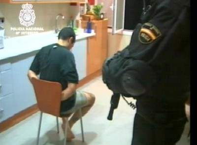 FOTOGALERIA: Patxi Uranga Salbide, de 32 años, aguarda esposado a que concluya el registro policial