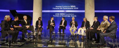 De izquierda a derecha, Steven Holl, Ignacio Cirac, Peter Zoller, Esther Duflo, Jean Tirole, Vicente Vallés (moderador), Jacob Ziv, Wallace Broecker, Joan Massagué, William Laurance y Thomas Lovejoy, en un momento del debate sobre los grandes desafíos científicos.