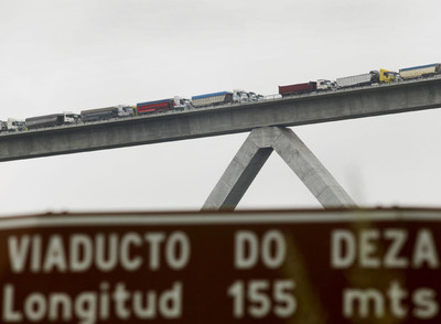 PENDIENTES DE LOS PLAZOS DEL AVE. El presidente de la Xunta acude hoy a Madrid a entrevistarse con el ministro de Fomento, José Blanco, quien le explicará sus nuevas previsiones sobre los plazos para la llegada del AVE a Galicia, una vez descartada, por imposible, la fecha de 2012. Ayer mismo se hicieron las pruebas de carga de un viaducto del AVE cerca de Silleda (en la imagen) que se prevé abrir  en un mes.