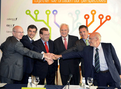 Los presidentes de los centros sellaron el acuerdo con un apretón de manos. De izquierda a derecha, José Luis Velasco (responsable de Cidemco), Luigi Viscione (ESI), Félix Iraola (Fatronik), José María Echarri (Inasmet), Asís Canales (Labein) y Miguel Gandiaga (Robotiker).