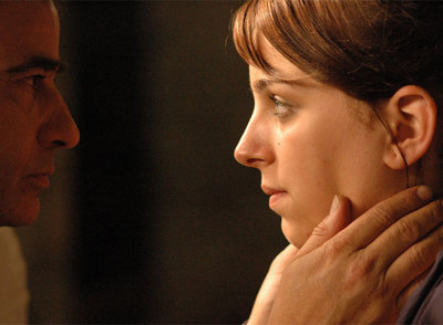 Eduard Fernández y Nausicaa Bonnín, en una imagen de  Tres días con la familia. 