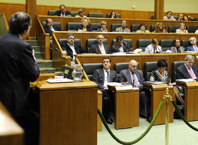 El   lehendakari   sigue desde su escaño la intervención del peneuvista Gatzagaetxeberria.
