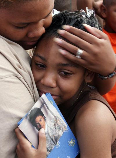 La madre de una  fan  de Michael Jackson  consuela a su hija en Gary (Indiana), localidad natal del cantante.
