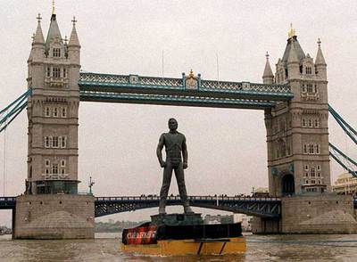 La estatua de Michael Jackson que promocionaba su disco  HIStory  en 1995, junto a la Torre de Londres en su paseo por el Támesis.