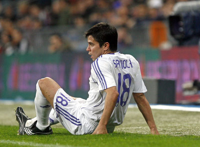 Saviola, en el césped del Bernabéu, durante un partid de Liga.