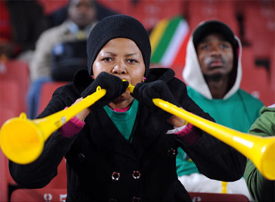 Una aficionada surafricana sopla la vuvuzela en el estadio Ellis Park.