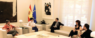  con todos los honores. En los sofás donde el presidente del Gobierno recibe a personalidades, hoy se sientan Isabel (ama de casa, 59 años), Marcela (estudiante universitaria, 22), Laura (desempleada, 37) y Alfredo (bombero, 33). 