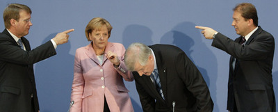 Merkel y el jefe de la CSU, Horst Seehofer (centro), junto a los secretarios generales de sus partidos.