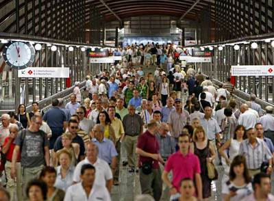 Los viajeros abarrotaron el apeadero de Cercanías durante el día de su estreno.
