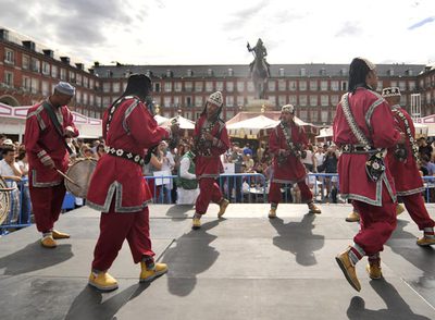 Actuación en la última jornada de la semana gastronómica de Marruecos en la plaza Mayor.