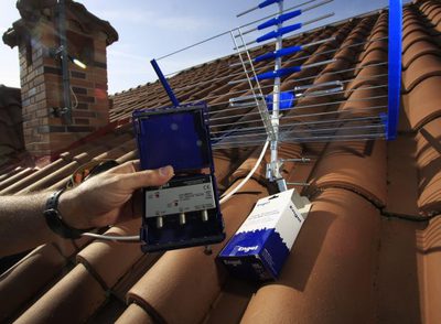 Un tejado con una antena adaptada de TDT.