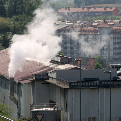 Instalaciones de una industria papelera en la localidad de Rentería.