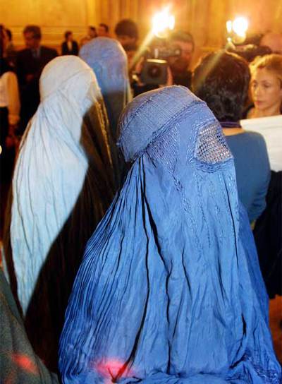 Un  millar de mujeres usan en Francia prendas  (burka, niqab)  que las cubren por completo.