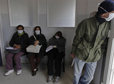 Varias personas esperan a que las atiendan en la sala de emergencias de un hospital de Buenos Aires.