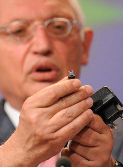 El comisario Günter Verheugen enseña el cargador europeo.