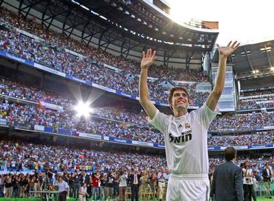 Kaká saluda a los aficionados madridistas en su presentación en el estadio Bernabéu.