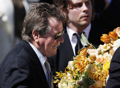 El desconsolado Ryan O'Neal durante el entierro de su compañera.