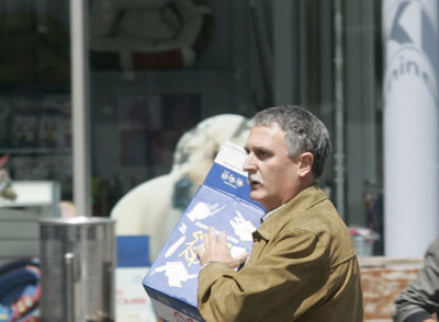 Víctor Bravo trata de ocultar el rostro cuando declaró en 2007 en el juzgado de Irún en el caso por el que está imputado su hermano.