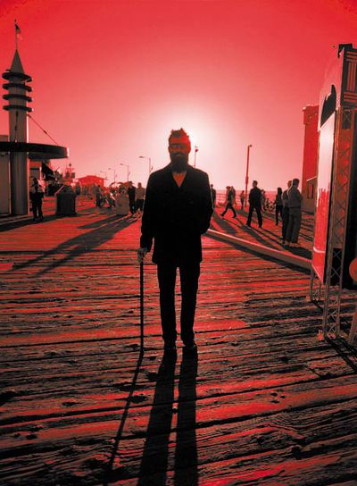  Mr. E no ha tenido una vida fácil. Quizá por eso sea un tipo algo huraño. 