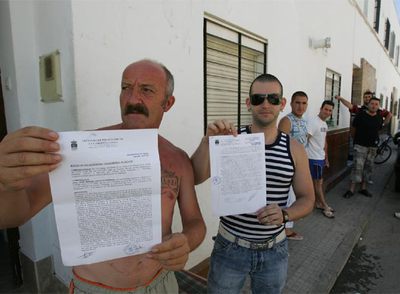 Vecinos de la calle Perú de La Carlota muestran sus denuncias por agresión contra los rumanos.