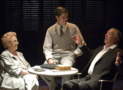 De izquierda a derecha, los actores Montserrat Carulla, Ivan Benet y Joan Anguera, en  El quadern gris , de Pla.