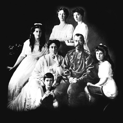 El último zar de Rusia, Nicolás II, en una imagen familiar de 1913, con la zarina Alejandra, sus cuatro hijas y su hijo