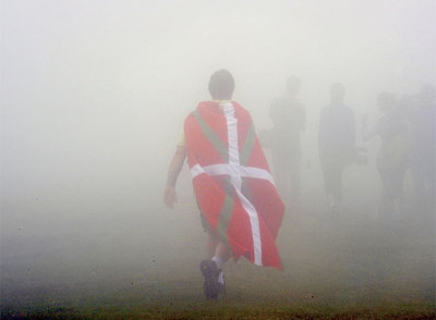Un simpatizante del PNV, envuelto en la  ikurriña,  en el acto de homenaje a la enseña vasca celebrado ayer en el monte Gorbea.