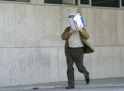 Víctor Bravo sale escondido del Juzgado de Irún, en mayo de 2007, escondido tras una caja de documentos.