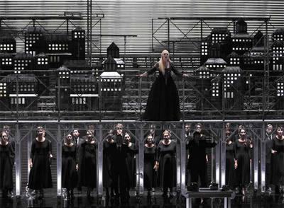 Mireille Delunsch, arriba, en el papel de Electra durante la representación de  Idomeneo  en Aix-en-Provence.
