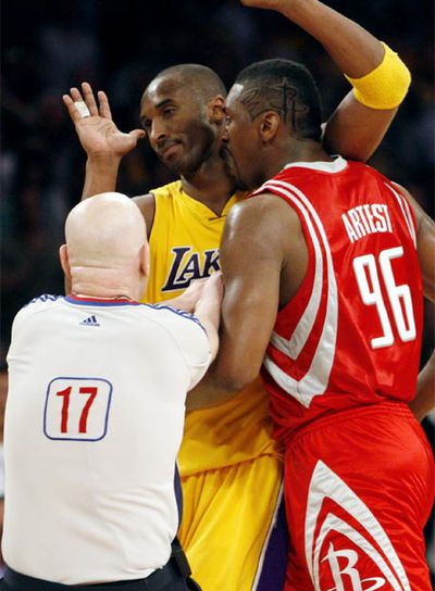 Artest se encara con Kobe Bryant el pasado mayo.